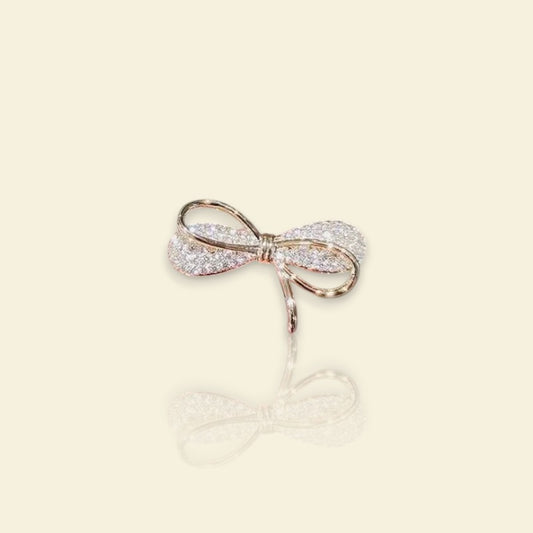 petite broche dorée Loopéa, une broche d’une mini boucle pour vêtement de femme