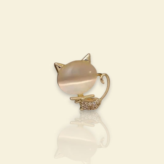 petite broche dorée Miaou, une broche d’un mini chat avec son nœud papillon pour vêtement de femme