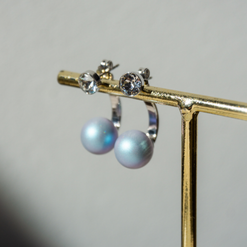 Boucles d’oreilles pendantes perle bleue et cristal