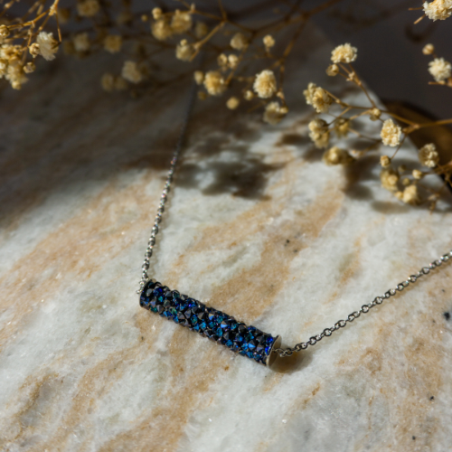 Collier tube bleu nuit avec cristaux scintillants